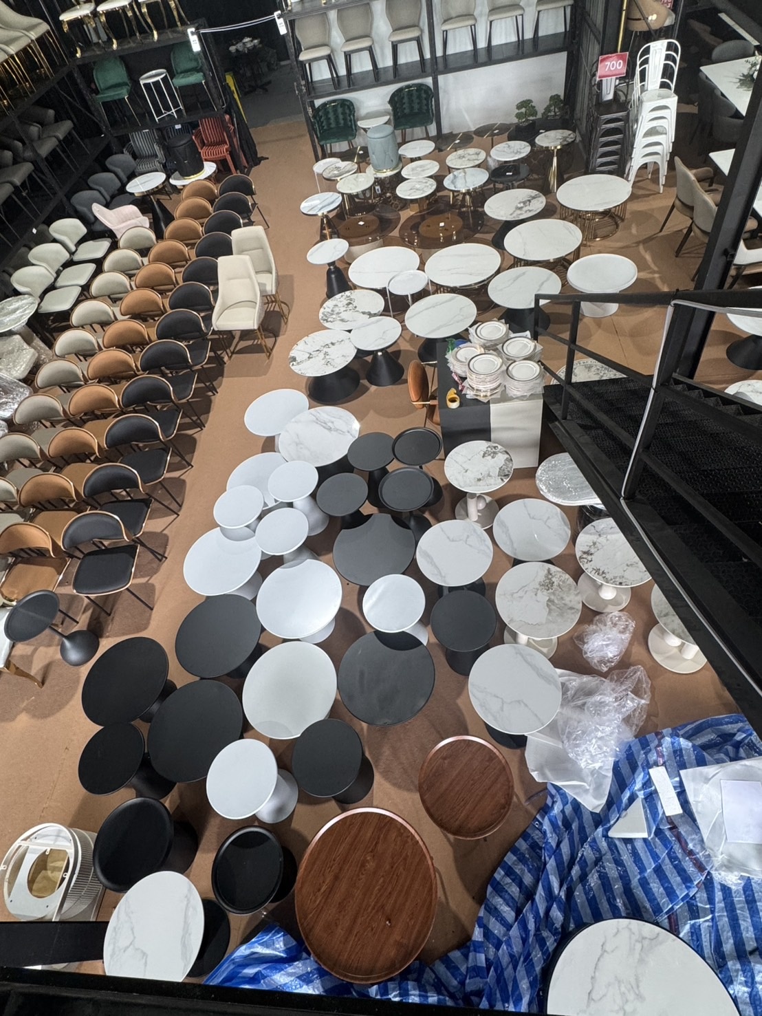 SALE โล๊ะ สินค้า มีมากกว่า 1,000 รายการ โกดัง นวลจันทร์ 56 โต๊ะ