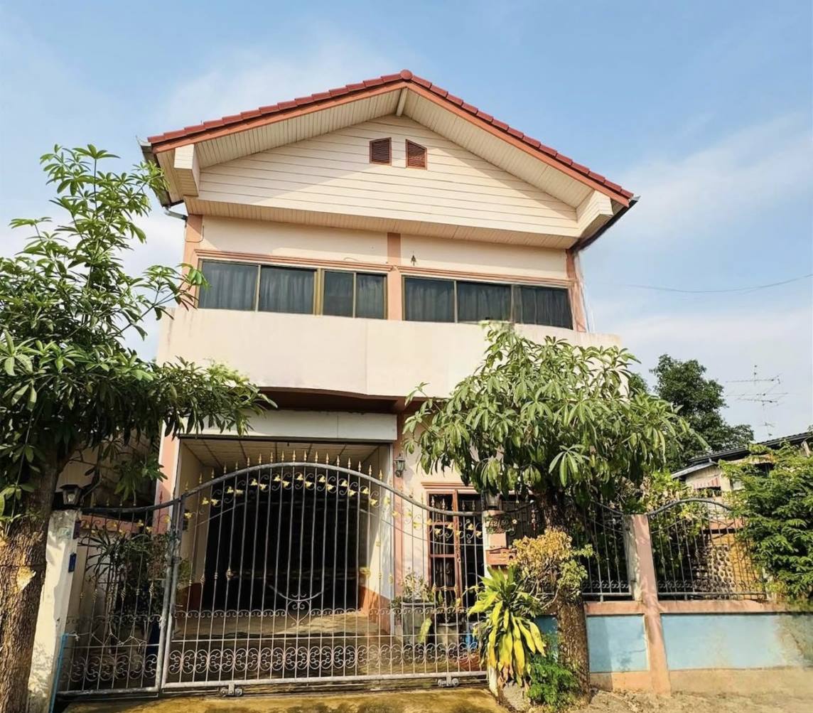 ขายบ้านพร้อมที่ดิน ในตัวเมืองพิษณุโลก 2 ชั้น มีดาดฟ้า เนื้อที่ 42 ตร.ว. แถมฟรีเฟอร์นิเจอร์ พร้อมเข้าอยู่ โทร 081-9629980